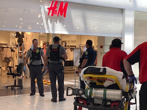 Schüsse in einem Einkaufszentrum in Hoover: Polizisten und Rettungskräfte sind am Tatort. Für einen Achtjährigen kommt jede Hilfe zu spät. Er wurde erschossen.