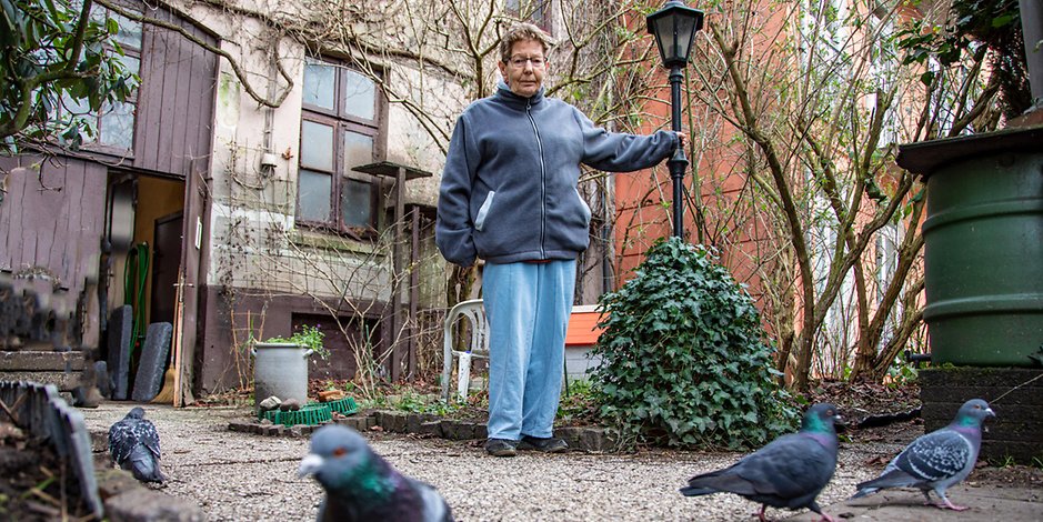 Inge Euler steht traurig in ihrem Ottenser Hinterhof. Füttern darf sie die Tauben nicht mehr.