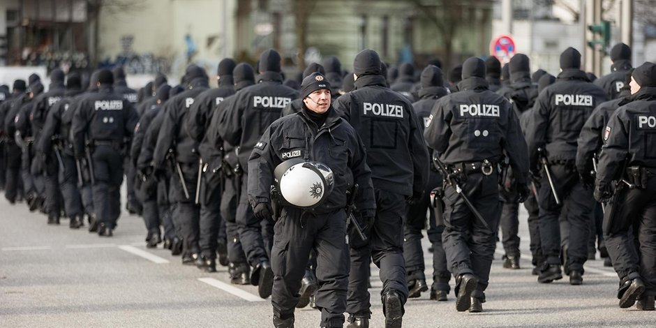 Bereitschaftspolizisten bei einem Demo-Einsatz in Hamburg. (Symbolfoto)