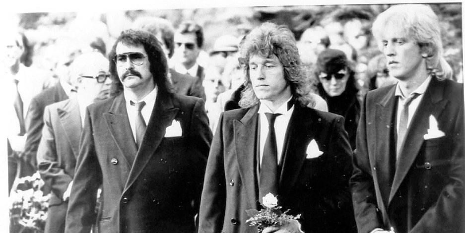 Die  Kiez-Größen Harry Voerthmann (l.) und „Beatle“ Vogeler 1982 bei der Beerdigung des „Schönen Mischa“ in Ohlsdorf.