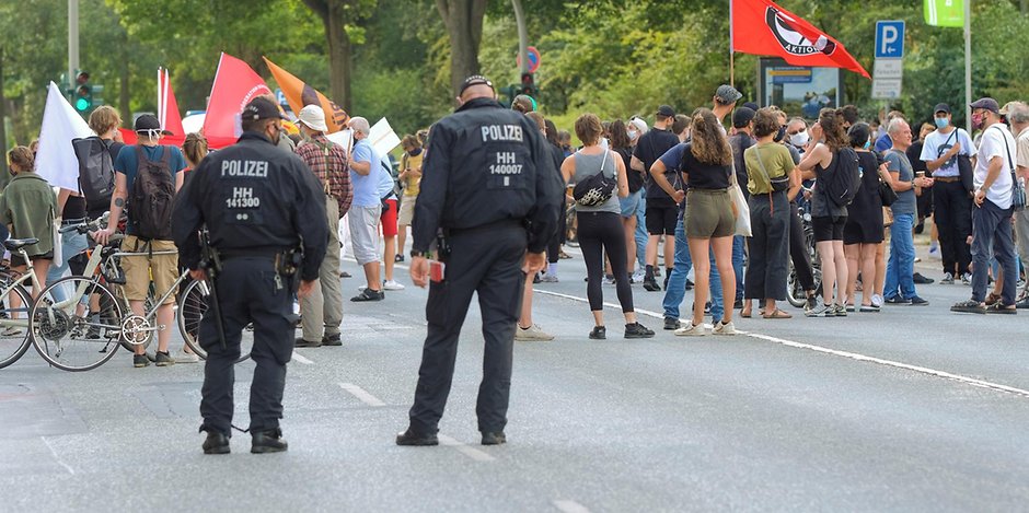 Polizisten beobachten die Demo in der Hamburger Innenstadt.