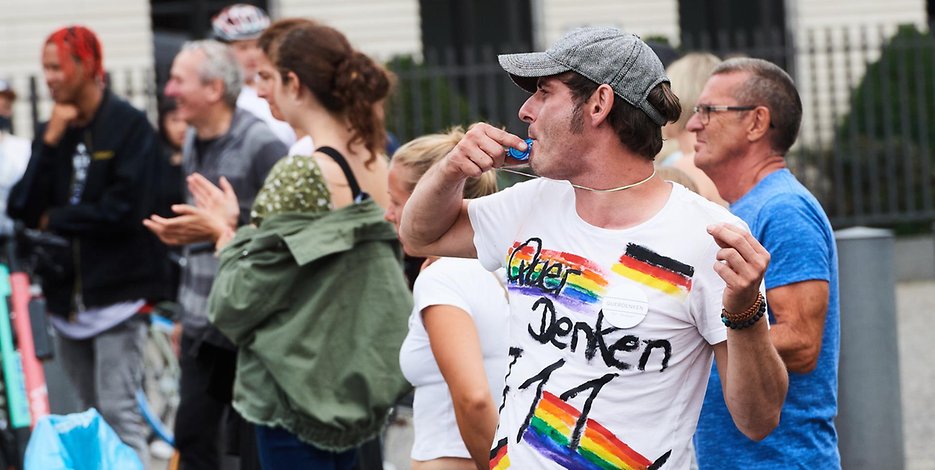 Ein Demonstrant mit „Querdenken 711“-T-Shirt.