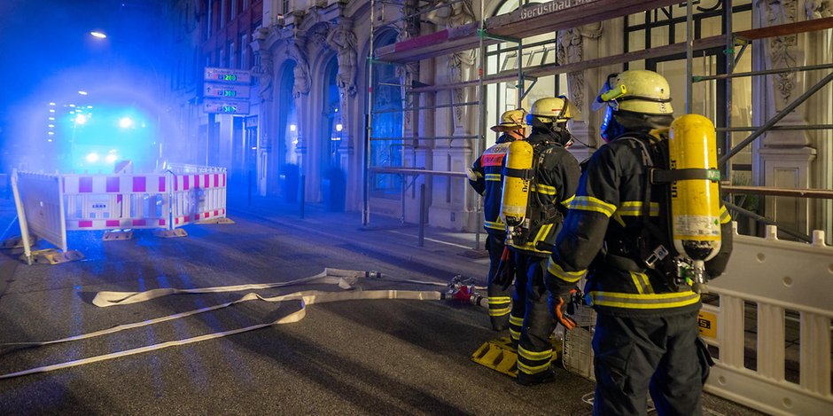 In der ABC-Straße in der City brannte es in einem Keller. Einsatzkräfte bemühen sich zu verhindern, dass das Feuer sich im Erdgeschoss in Läden ausbreitet.