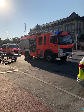 S-Bahn-Sperrung: Am Hamburger Hauptbahnhof rückte am Dienstagmorgen viel Feuerwehr und Polizei an.