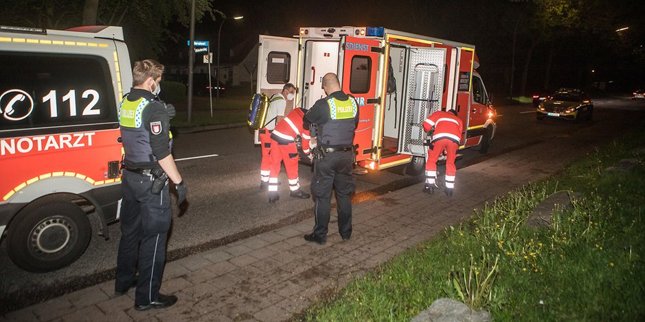 Polizei- und Rettungskräfte der Feuerwehr bei ihrem Einsatz in Billstedt.
