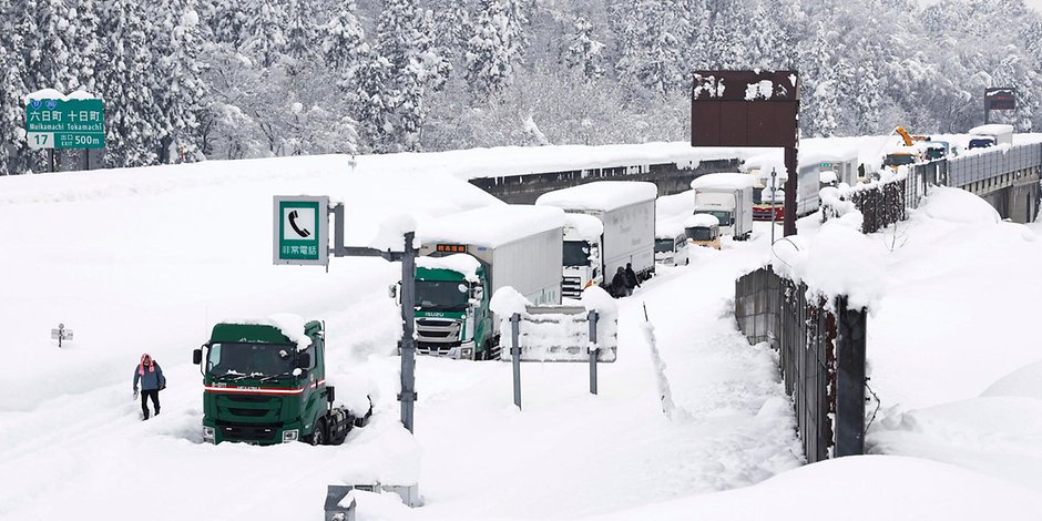 Starker Schneefall im Norden Japans führte zu liegengebliebenen Fahrzeuge und Stromausfällen in einigen Regionen.