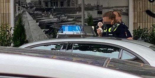 Gegen einen Polizisten ist eine Anzeige eingegangen, weil er im Halteverbot parkte. Auch auf diesem Bild holen sich zwei Beamtinnen am selben Ort am Winterhuder Weg Eis.