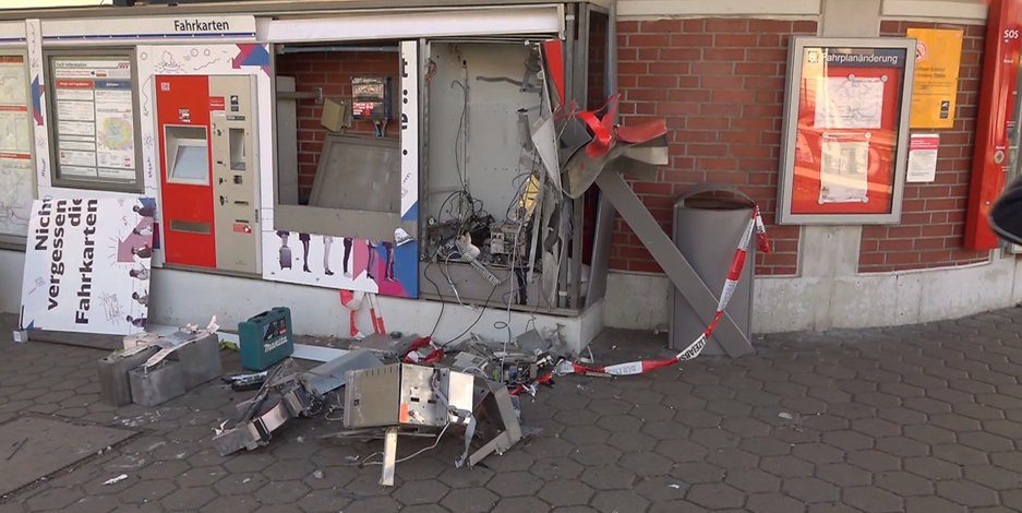 Der zerstörte Fahrkartenautomat am S-Bahnhof Billwerder-Moorfleet.