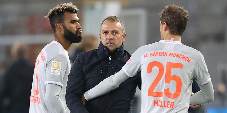 Bayern-Trainer Hansi Flick (Mitte) war nach dem Sieg in Bielefeld nicht ganz zufrieden.