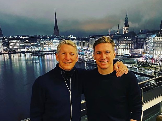Über den Dächern der Stadt: Weltmeister Bastian Schweinsteiger (l.) und Bruder Tobias genossen die gemeinsame Zeit in Hamburg.