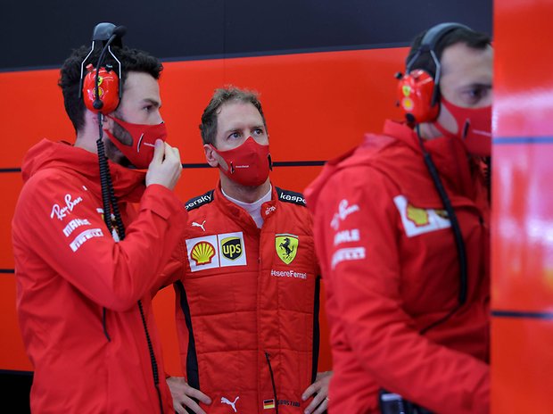 Ferrari-Pilot Sebastian Vettel (M.) übte am Rande des Rennens in Istanbul Kritik am Rennkalender für die kommende Saison.