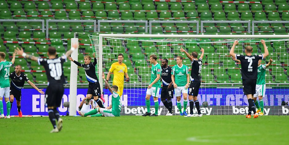 Mike van der Hoorn hat in Bremen vermeintlich den Ausgleich für Bielefeld erzielt, doch das Tor wird nicht gegeben.