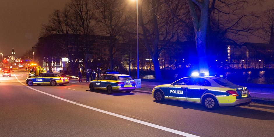 Mehrere Streifenwagen der Polizei stehen an der Binnenalster in Hamburg.