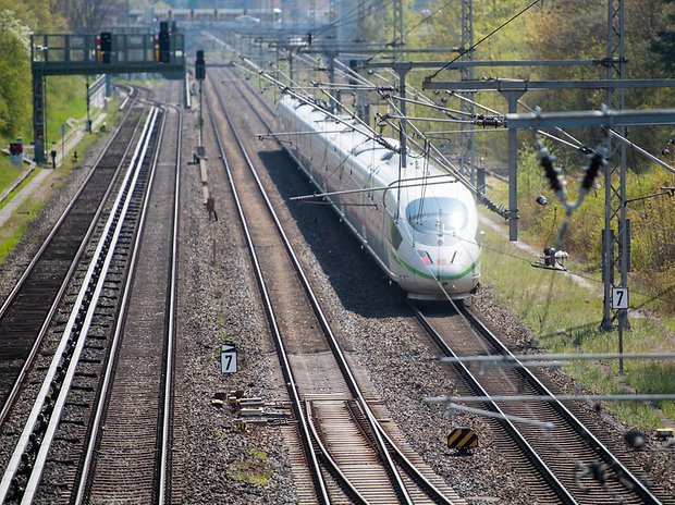 Vom 11. September bis zum 11. Dezember müssen Reisende auf der Bahnstrecke von Hamburg nach Berlin mit verlängerten Fahrtzeiten rechnen (Symbolbild).