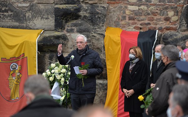 Der Oberbürgermeister von Trier, Wolfram Leibe (SPD), gedenkt zusammen mit Malu Dreyer (SPD), Ministerpräsidentin von Rheinland-Pfalz, der Opfer der Amokfahrt.