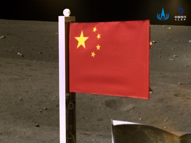 Chinas Nationalflagge, die von der Sonde „Chang'e 5