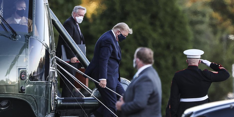 Donald Trump (2.v.l.) wurde am Freitag per Hubschrauber in das Militärkrankenhaus Walter Reed National Military Medical Center in Bethesda, Maryland eingeliefert. Während seiner Reise trug der US-Präsident einen Mund-Nasen-Schutz.