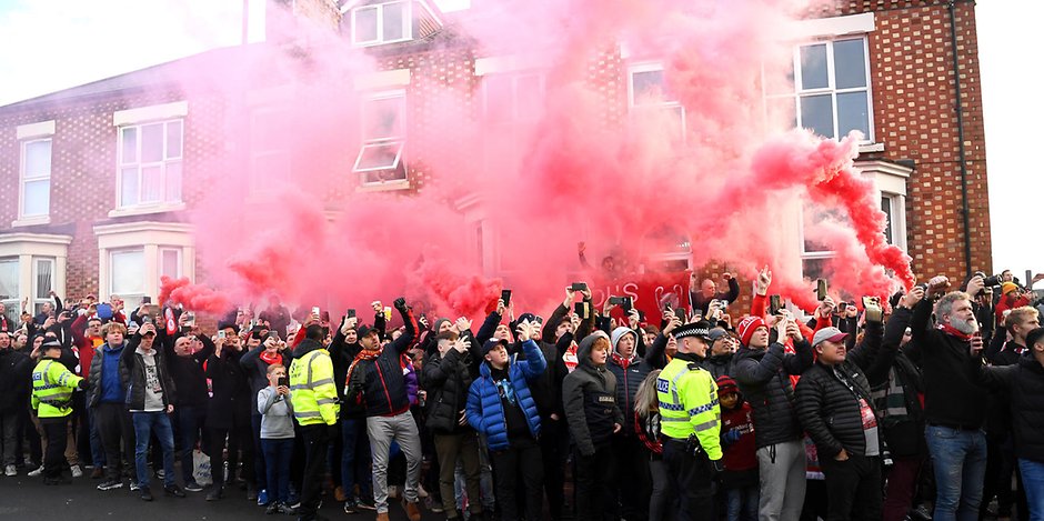 Liverpool-Fans warten an der Anfield Road auf die Ankunft des Mannschaftsbusses.