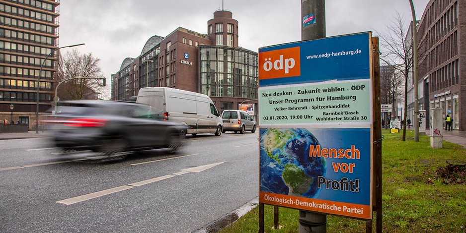 Die ÖDP hat den Anspruch, stadtweit Stimmen zu bekommen – und stellt ihre 400 Plakate daher hamburgweit auf. Allerdings vereinzelt, weil sie das massenhafte Plakatieren entlang einer Allee als ökologisch unverantwortlich kritisiert.
