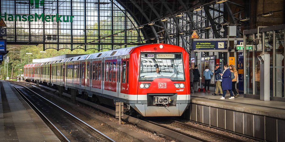 Ein Zug der Hamburger S-Bahn steht am Dammtorbahnhof. (Archivbild)