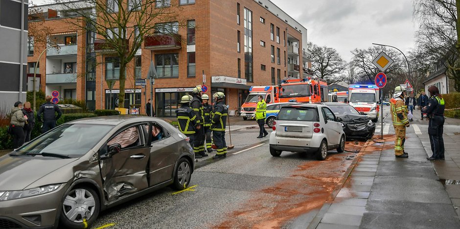 Der Opel raste auf der Kreuzung Ladenbeker Furtweg/Dünenweg in die Fahrertür eines Honda. Der Smart im Bild war am Unfall nicht beteiligt.