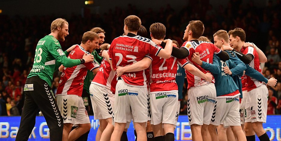 Erleichterter Jubel: Am Ende feierten die Hamburger Handballer einen 28:25-Heimsieg.