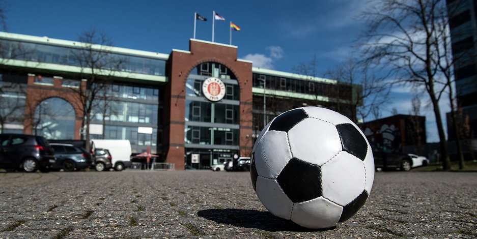 Gähnende Leere vor dem Millerntor-Stadion: So soll es bei Heimspielen ohne Zuschauer nach Wunsch des FC St. Pauli und der DFL aussehen.