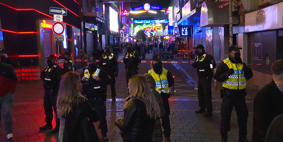 Bei einer Razzia in St. Pauli hat die Polizei in der Nacht zu Sonntag massive Verstöße gegen die Corona-Auflagen festgestellt.