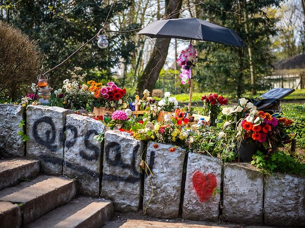 Blumen und Kerzen erinnern an den verstorbenen 19-Jährigen – die Ermittlungen gegen die Polizisten wurden eingestellt (Symbolbild).