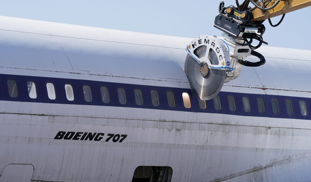 alte Boeing wird zersägt