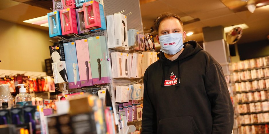 In Benedikt Pliquetts Sex-Shop „Hustler Darkside Boutique“ werden neben Dildos auch Gesichtsmasken verkauft.