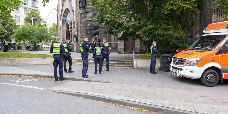 Polizei und Rettungswagen an der Gnadenkirche.