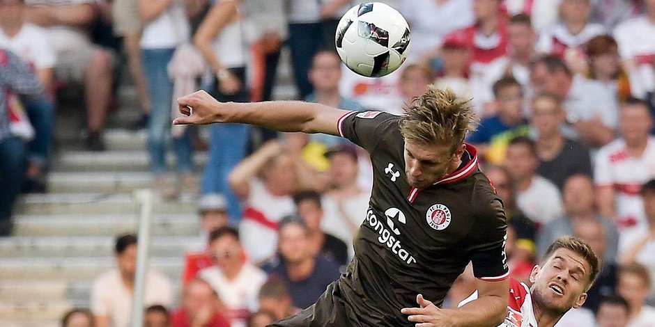 Lasse Sobiech (l.) 2016 für St. Pauli gegen den heutigen HSV-Stürmer Simon Terodde (damals Stuttgart)