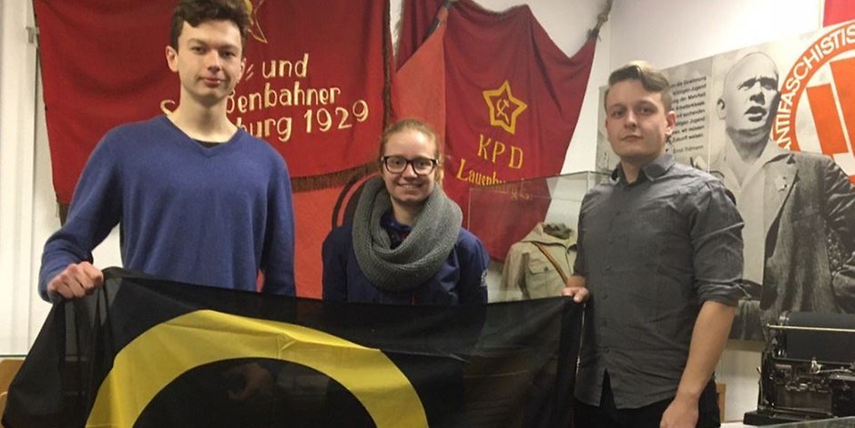 Mit einer Fahne der rechtsextremen Identitären Bewegung posiert Linken-Politiker Tom Radtke (links im Bild) an der Ernst Thälman-Gedenkstätte.