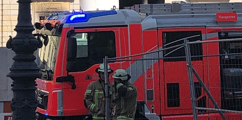 Ein Feuerwehrfahrzeug steht vor dem Berliner Humboldt Forum: Bei einem Brand auf der Baustelle des Humboldt Forums in Berlin ist ein Mensch verletzt worden.
