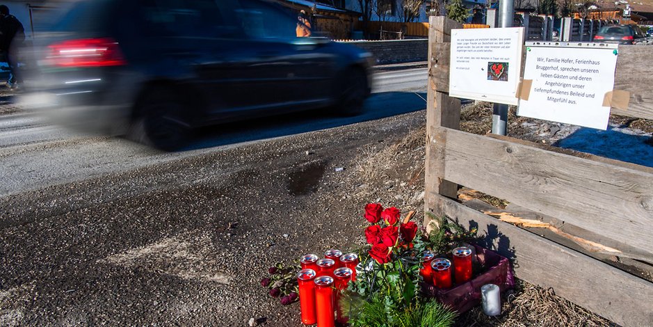 Blumen, Kerzen und Gedenkschmuck liegen am Ort des Unfalls. Ein Auto war in eine Gruppe Urlauber gefahren und hat dabei sechs Menschen getötet, darunter eine Person aus Hamburg.