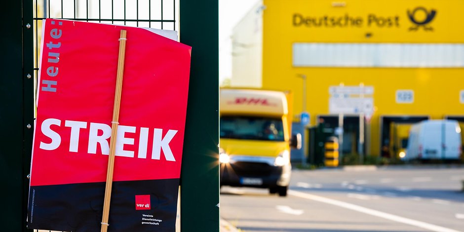 Die Postwagen bleiben in dieser Woche wohl noch einmal stehen. Beschäftigte der „Deutschen Post“ streiken für einen höheren Lohn. (Symbolbild)