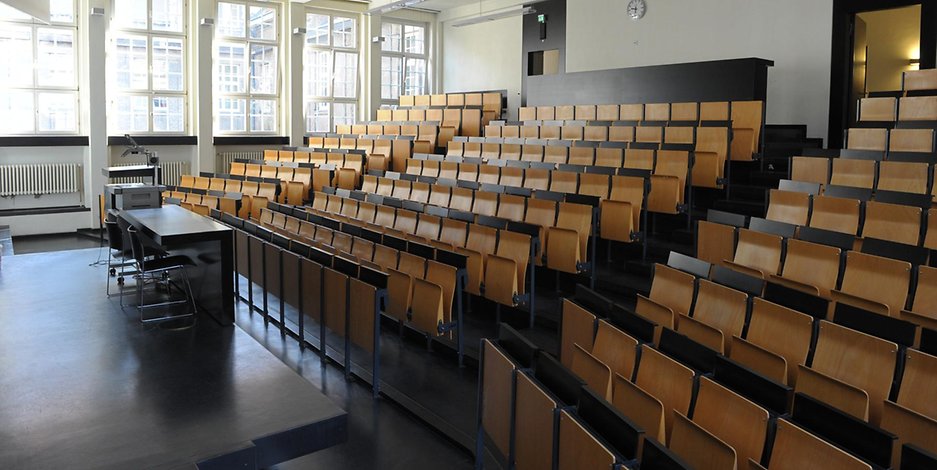 Leerer Hörsaal in der Universität Hamburg. Auch das Wintersemester wird fast ohne Studierende im Haus ablaufen.
