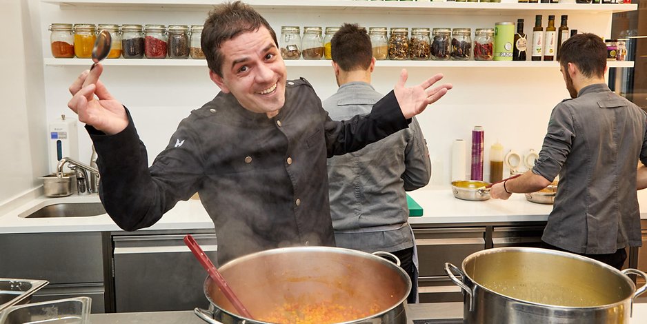Matteo Ferrantino steht in der Küche seines Restaurants „Bianc“ in Hamburg.  