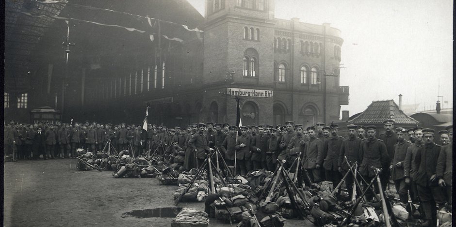 Hamburg 1918: Gruppe von Soldaten des Infanterie-Regiments 76 vor dem Hannoverschen Bahnhof