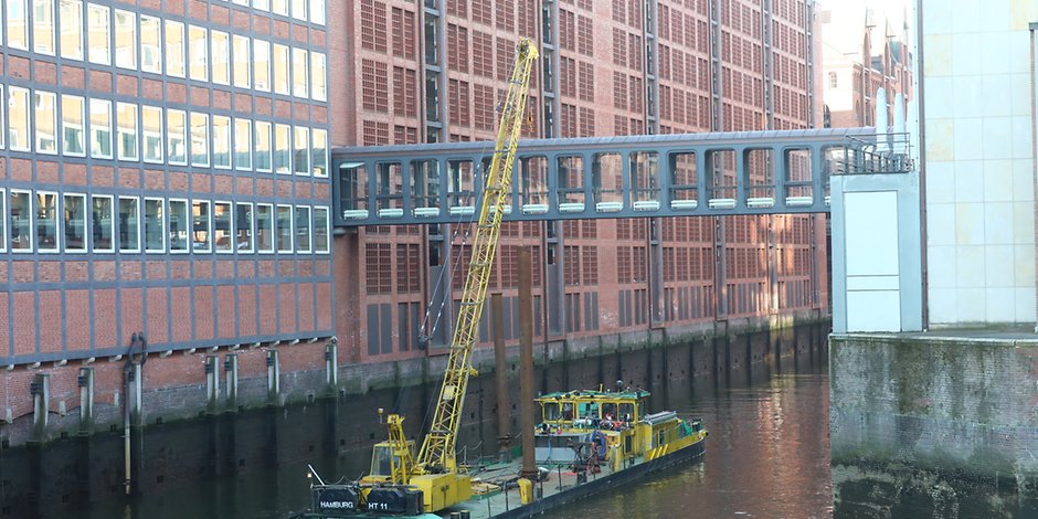 Im Seitenkanal der Elbe in der HafanCity in Hamburg fanden Arbeiter die Flakgranate im Wasser.