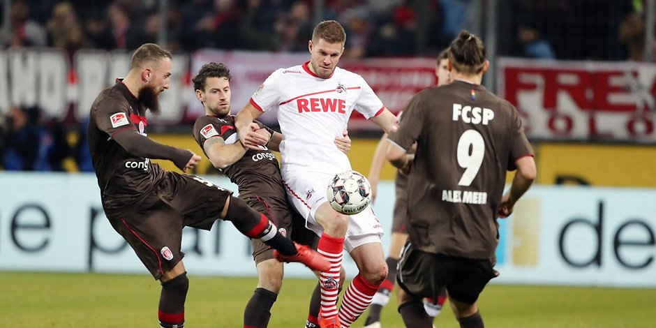 Als HSV-Stürmer Simon Terodde 2019 noch für Köln spielte, wurde er gleich von mehreren St. Paulianern umringt