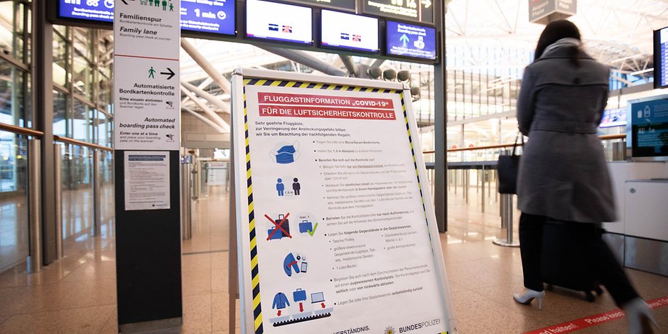 Am Hamburger Flughafen sind überall Sicherheitshinweise wegen des Coronavirus zu finden.