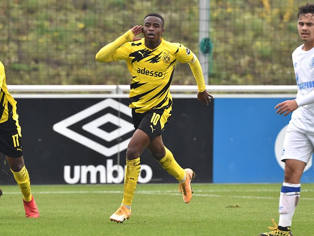 BVB-Supertalent Youssoufa Moukoko (15) wurde im Derby auf Schalke von den Fans beleidigt.
