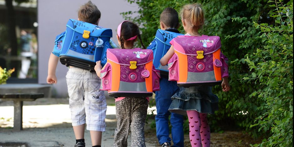 Dieses Symbolbild zeigt, wie Kinder nach der Übergabe von 50 Schulranzen durch Stardesigner Glööckler, Botschafter des Deutschen Kinderhilfswerks, mit ihren neuen Schulmappen nach Hause gehen.
