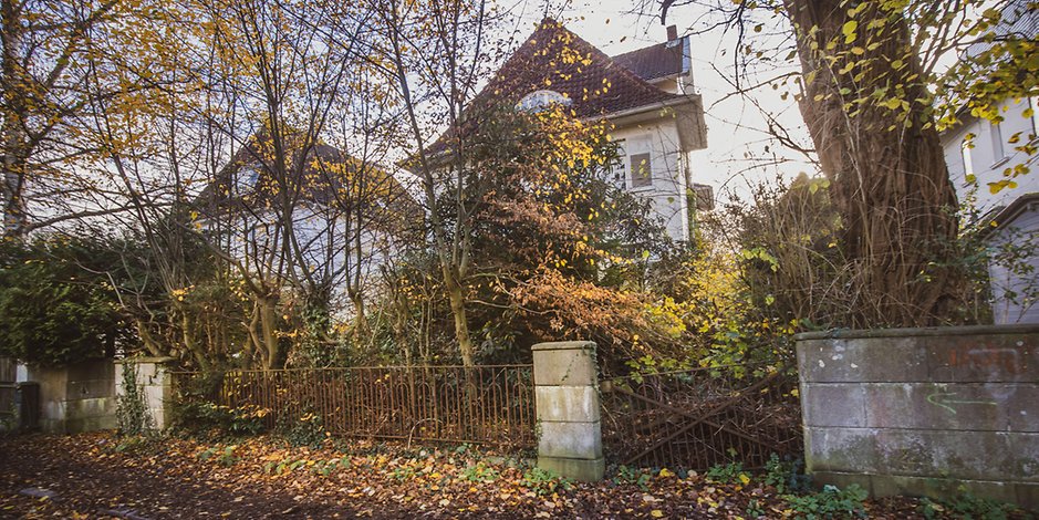 Laut Anwohnern steht diese fast 200 Jahre alte Villa an der Waitzstraße in Groß Flottbek schon seit 15 Jahren leer und verfällt immer mehr.