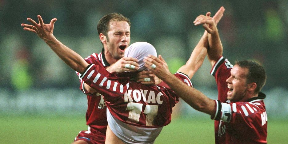 Der HSV-Wahnsinn gegen Juventus Turin. Sergej Barbarez und Nico Hoogma feiern Torschütze Niko Kovac.  