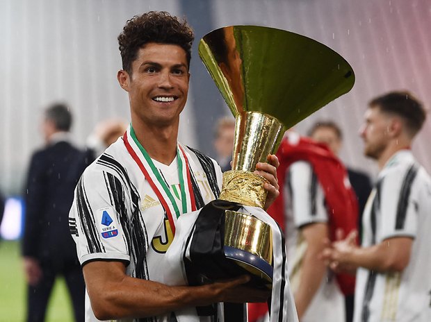 Cristiano Ronaldo, Stürmerstar von Juventus Turin, posiert mit dem Meisterpokal.