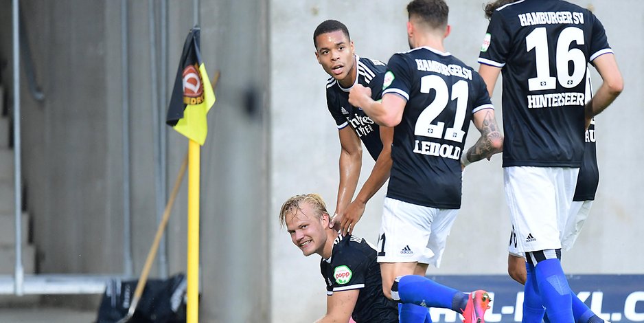 Pohjanpalo (l.), Gyamerah, Leibold und Hinterseer bejubeln das 1:0 gegen Dresden.