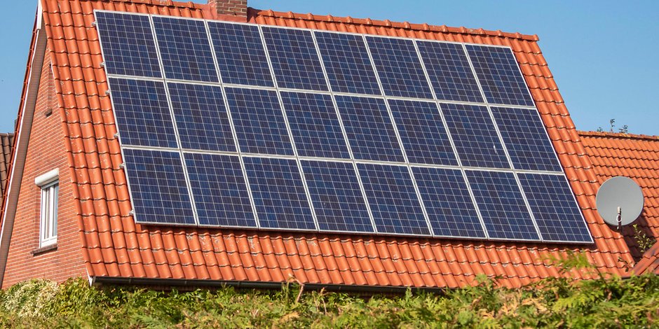 Wird eine Solar-Anlage auf den Dächern in Hamburg bald zur Pflicht? (Symbolbild)